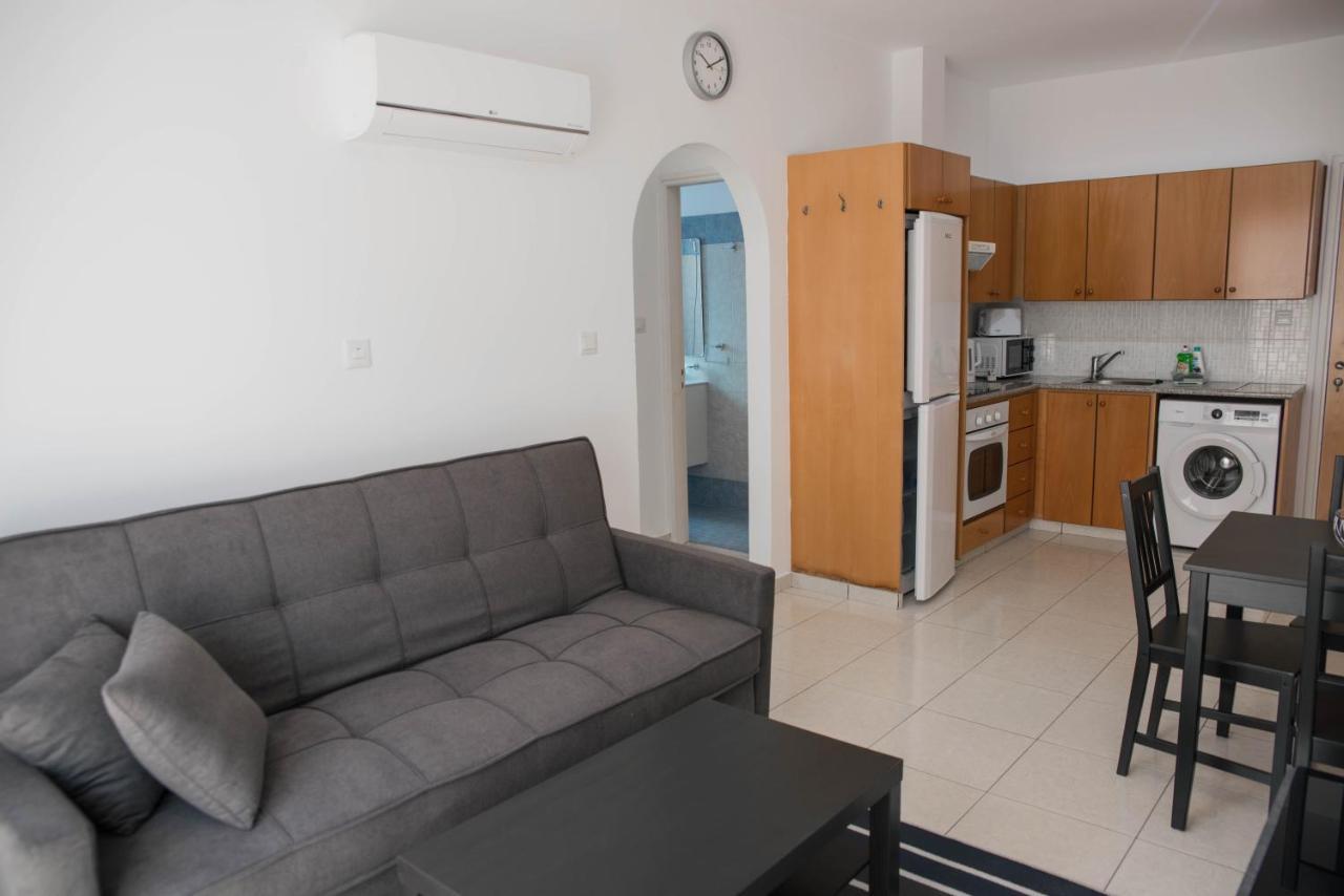 Renovated One Bedroom Apartment In Paphos With Pool Exterior foto